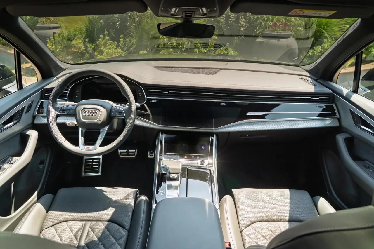 Audi Q7 50 TDI S-Line Edition 2025, extérieur — Lisbon Luxury Car Rental, Lisbonne. L'Audi Q7 50 TDI S-Line Edition, millésime 2025, affiche une présence imposante sans…