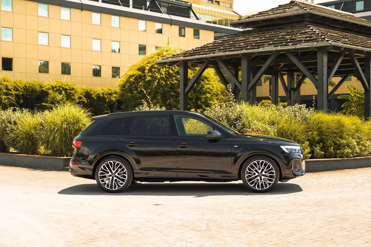 Audi Q7 50 TDI S-Line Edition 2025, vue avant — Lisbon Luxury Car Rental, Lisbonne. L'Audi Q7 50 TDI S-Line Edition, millésime 2025, affiche une présence imposante sans…