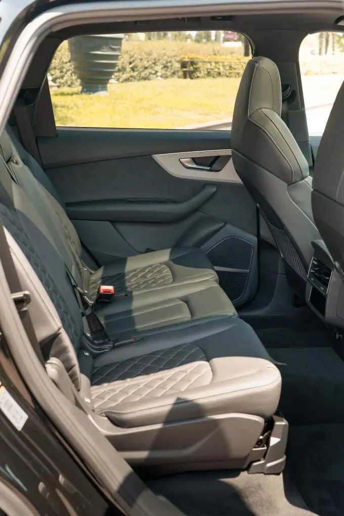 Audi Q7 50 TDI S-Line Edition 2025, vue arrière — Lisbon Luxury Car Rental, Lisbonne. L'Audi Q7 50 TDI S-Line Edition, millésime 2025, affiche une présence imposante sans…