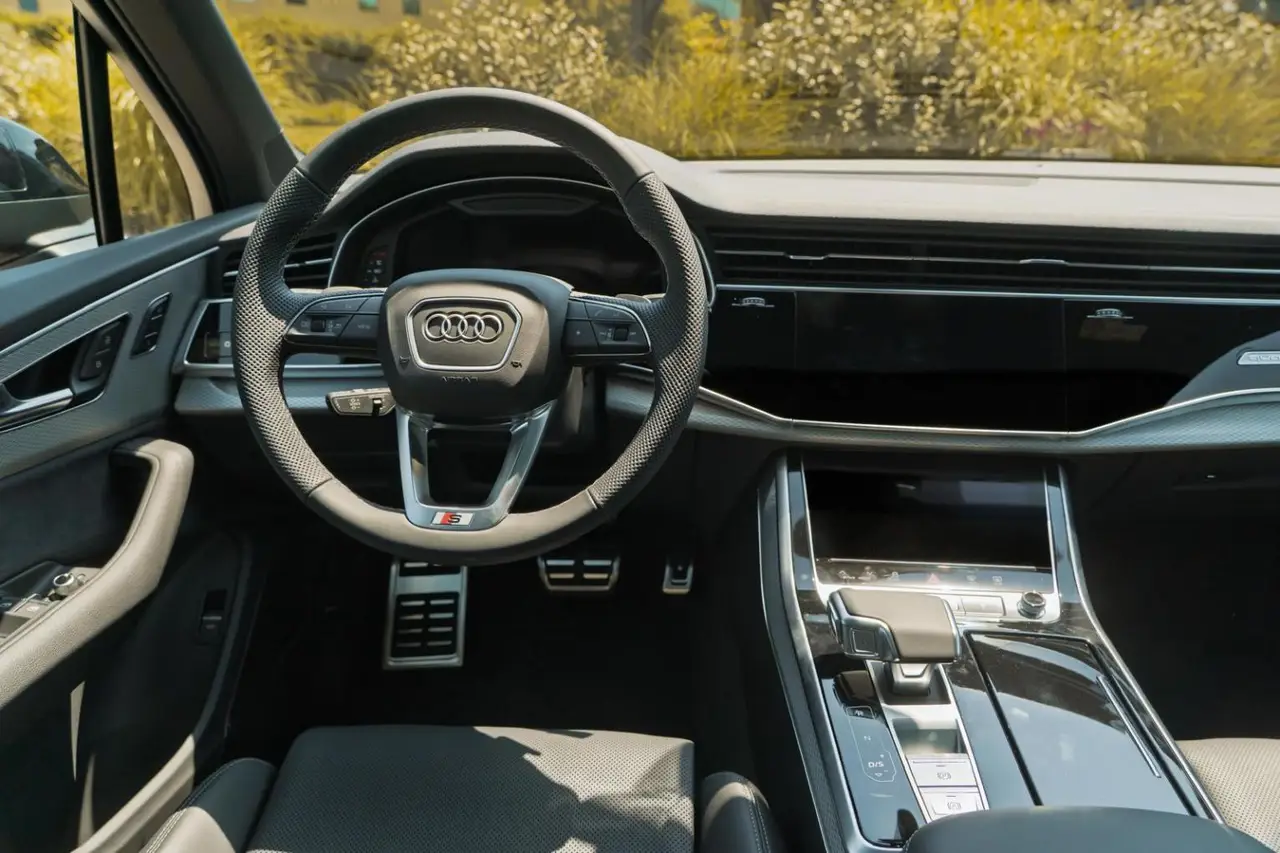 Audi Q7 50 TDI S-Line Edition 2025, intérieur — Lisbon Luxury Car Rental, Lisbonne. L'Audi Q7 50 TDI S-Line Edition, millésime 2025, affiche une présence imposante sans…
