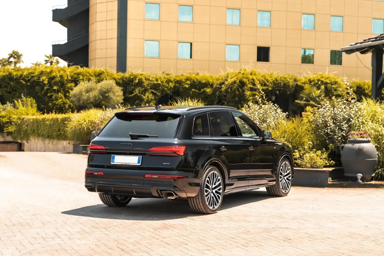 Audi Q7 50 TDI S-Line Edition 2025, tableau de bord — Lisbon Luxury Car Rental, Lisbonne. L'Audi Q7 50 TDI S-Line Edition, millésime 2025, affiche une présence imposante sans…