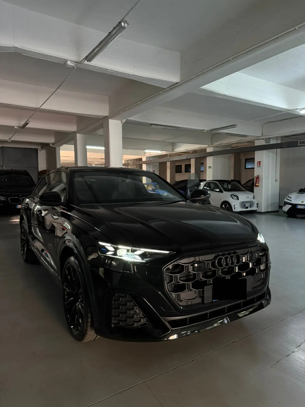 Audi Q8 2025, front view — Lisbon Luxury Car Rental, Lisbon. The 2025 Audi Q8 carries its 340 hp with the kind of composure that suits a full-size SUV…