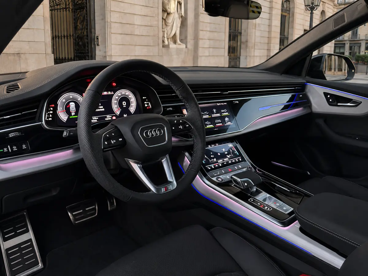 Audi Q8 2025, front view — Lisbon Luxury Car Rental, Lisbon. The 2025 Audi Q8 carries its 340 hp with the kind of composure that suits a full-size SUV…