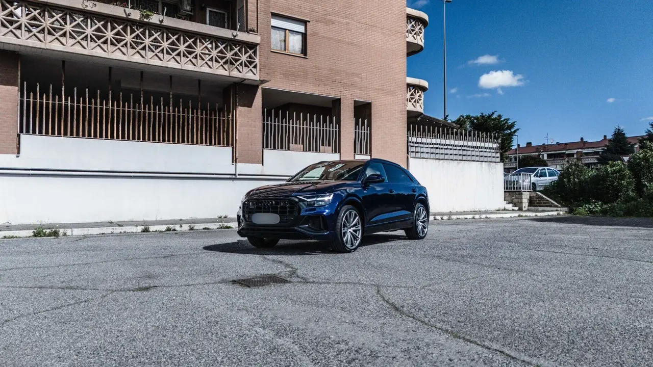 Audi Q8 55 TFSI 2022, extérieur — Lisbon Luxury Car Rental, Lisbonne. L'Audi Q8 55 TFSI développe 340 chevaux et propose cinq places, un format qui convient à…