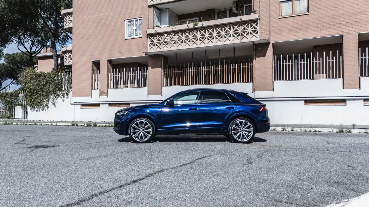 Audi Q8 55 TFSI 2022, vue avant — Lisbon Luxury Car Rental, Lisbonne. L'Audi Q8 55 TFSI développe 340 chevaux et propose cinq places, un format qui convient à…