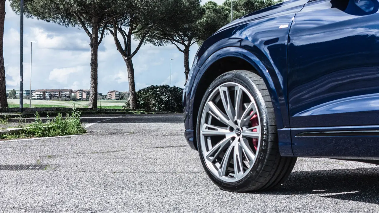 Audi Q8 55 TFSI 2022, vue arrière — Lisbon Luxury Car Rental, Lisbonne. L'Audi Q8 55 TFSI développe 340 chevaux et propose cinq places, un format qui convient à…