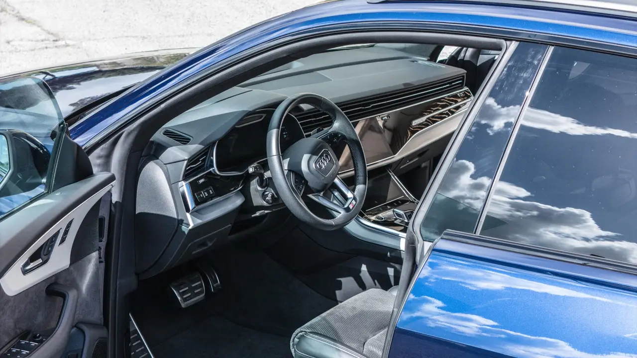 Audi Q8 55 TFSI 2022, intérieur — Lisbon Luxury Car Rental, Lisbonne. L'Audi Q8 55 TFSI développe 340 chevaux et propose cinq places, un format qui convient à…