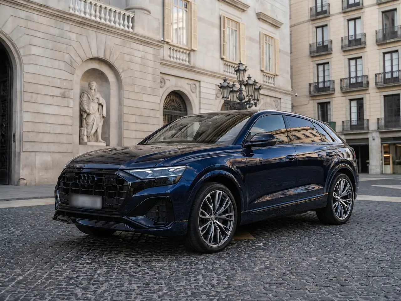 Audi Q8 55 TFSI 2022 — Lisbon Luxury Car Rental, Lisbonne. L'Audi Q8 55 TFSI développe 340 chevaux et propose cinq places, un format qui convient à…