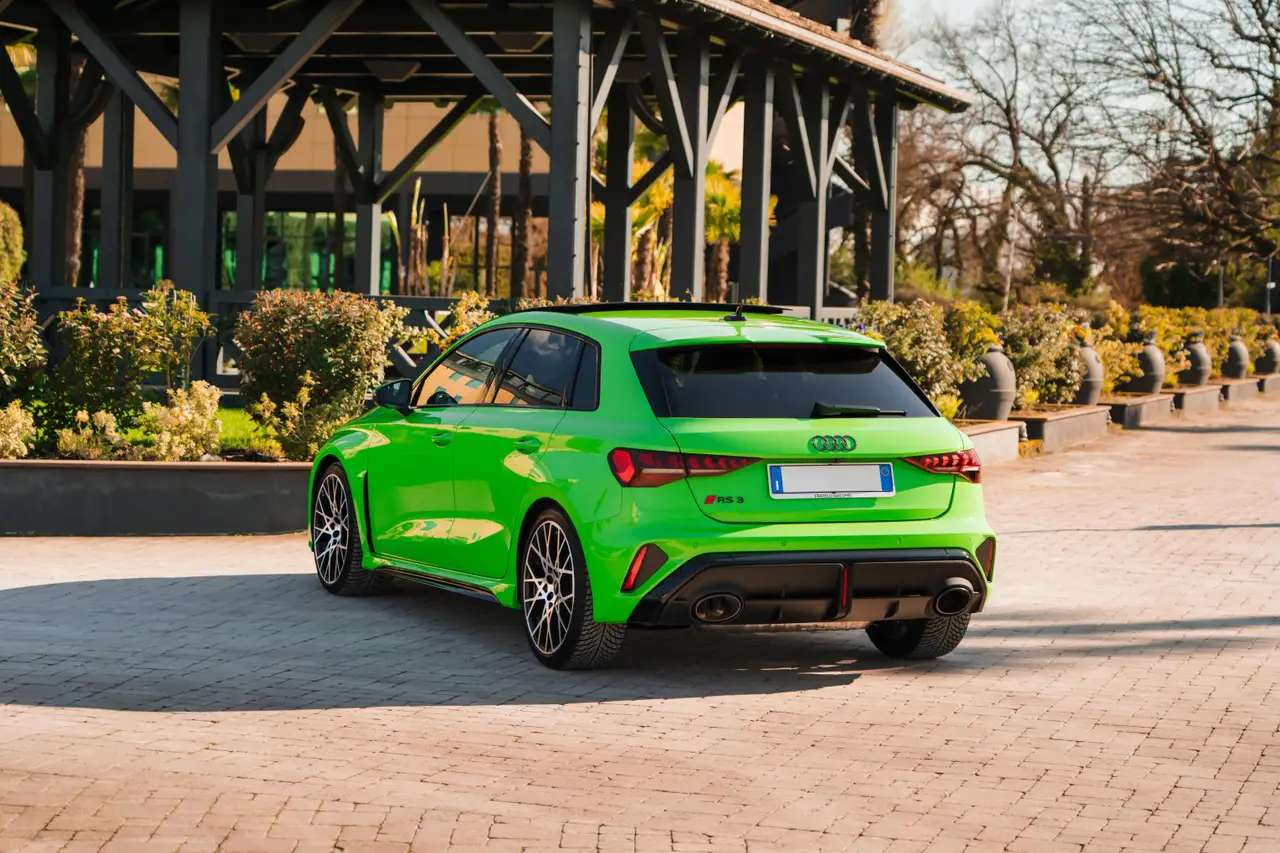 Audi RS3 Restyling 2025, extérieur — Lisbon Luxury Car Rental, Lisbonne. L'Audi RS3 Restyling 2025 est une berline sportive compacte à quatre places, animée par…