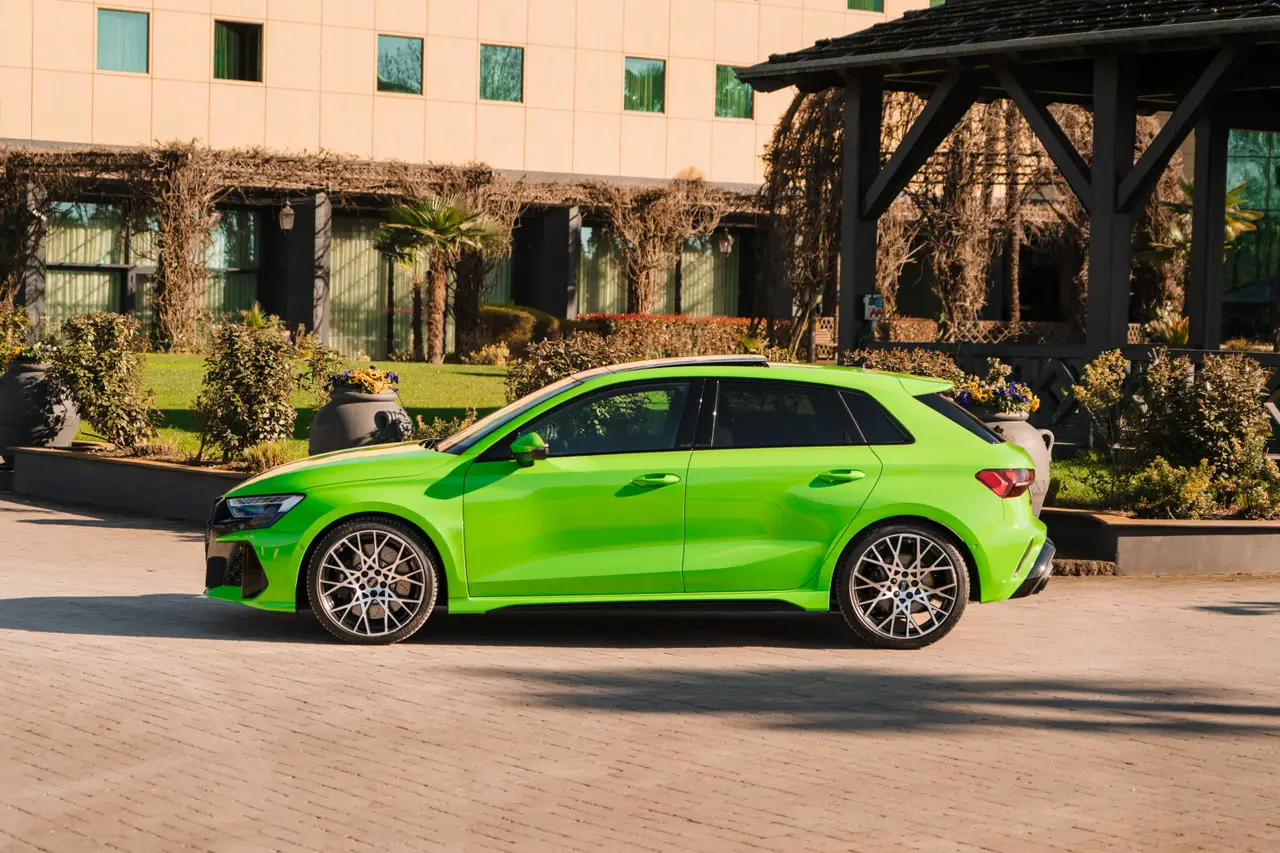 Audi RS3 Restyling 2025, vue avant — Lisbon Luxury Car Rental, Lisbonne. L'Audi RS3 Restyling 2025 est une berline sportive compacte à quatre places, animée par…