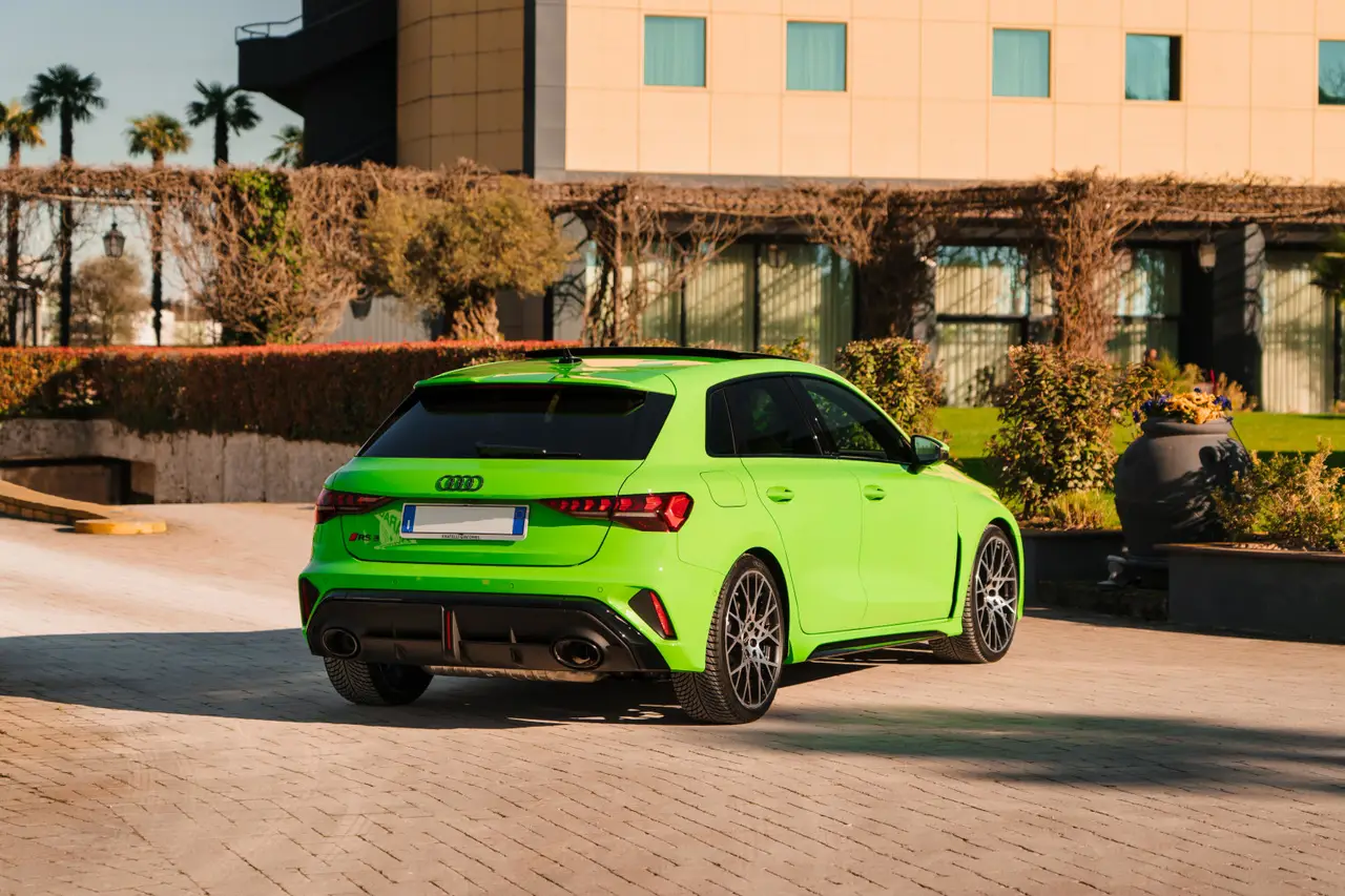 Audi RS3 Restyling 2025, vue arrière — Lisbon Luxury Car Rental, Lisbonne. L'Audi RS3 Restyling 2025 est une berline sportive compacte à quatre places, animée par…
