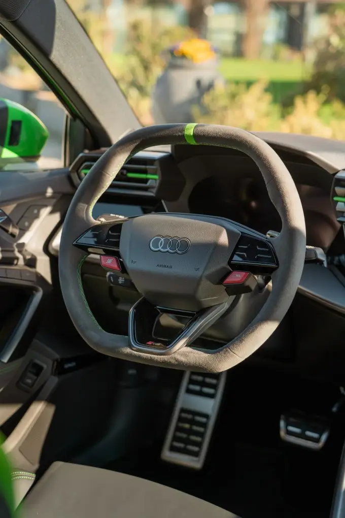Audi RS3 Restyling 2025, intérieur — Lisbon Luxury Car Rental, Lisbonne. L'Audi RS3 Restyling 2025 est une berline sportive compacte à quatre places, animée par…