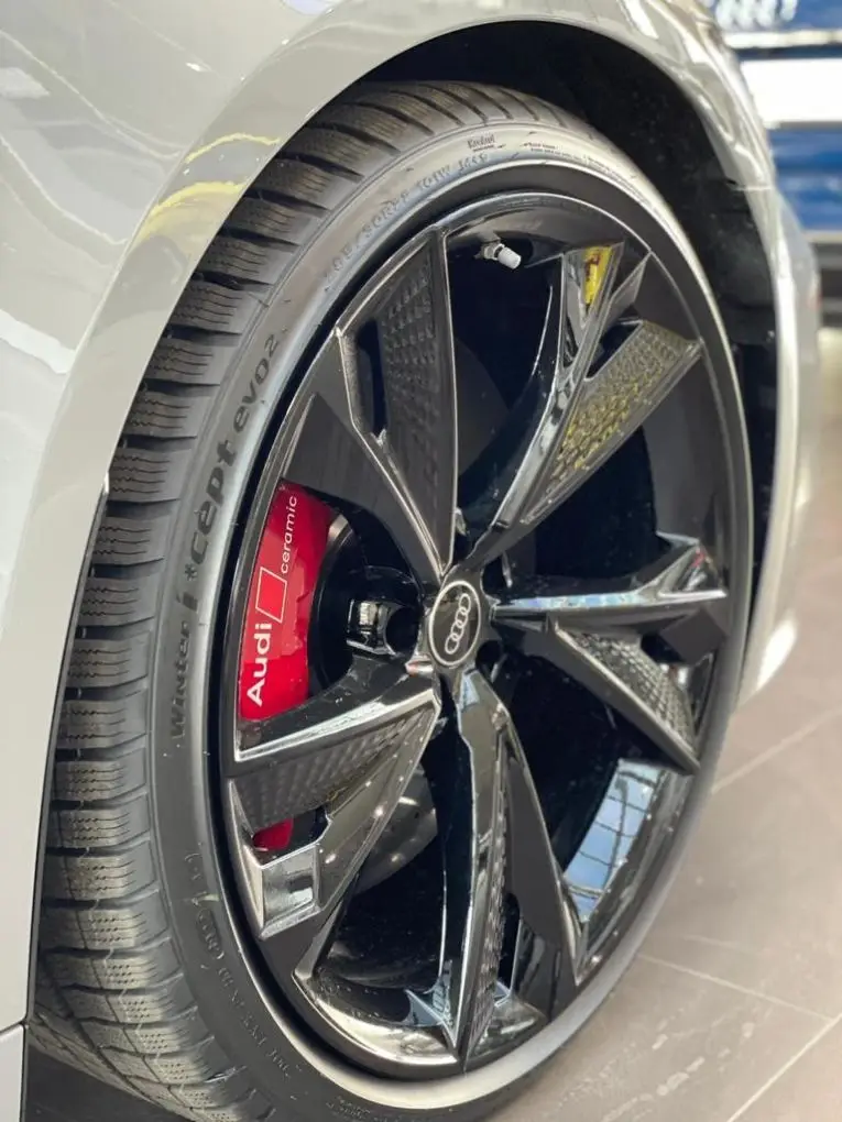 Audi RS6 Dynamic 2023, exterior — Lisbon Luxury Car Rental, Lisboa. El Audi RS6 Dynamic de 2023 es un familiar de altas prestaciones con 621 CV y cinco…