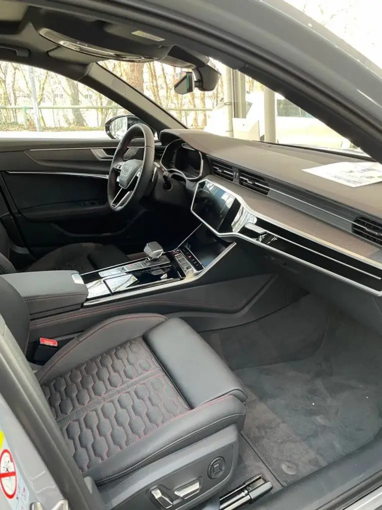 Audi RS6 Dynamic 2023, vista frontal — Lisbon Luxury Car Rental, Lisboa. El Audi RS6 Dynamic de 2023 es un familiar de altas prestaciones con 621 CV y cinco…