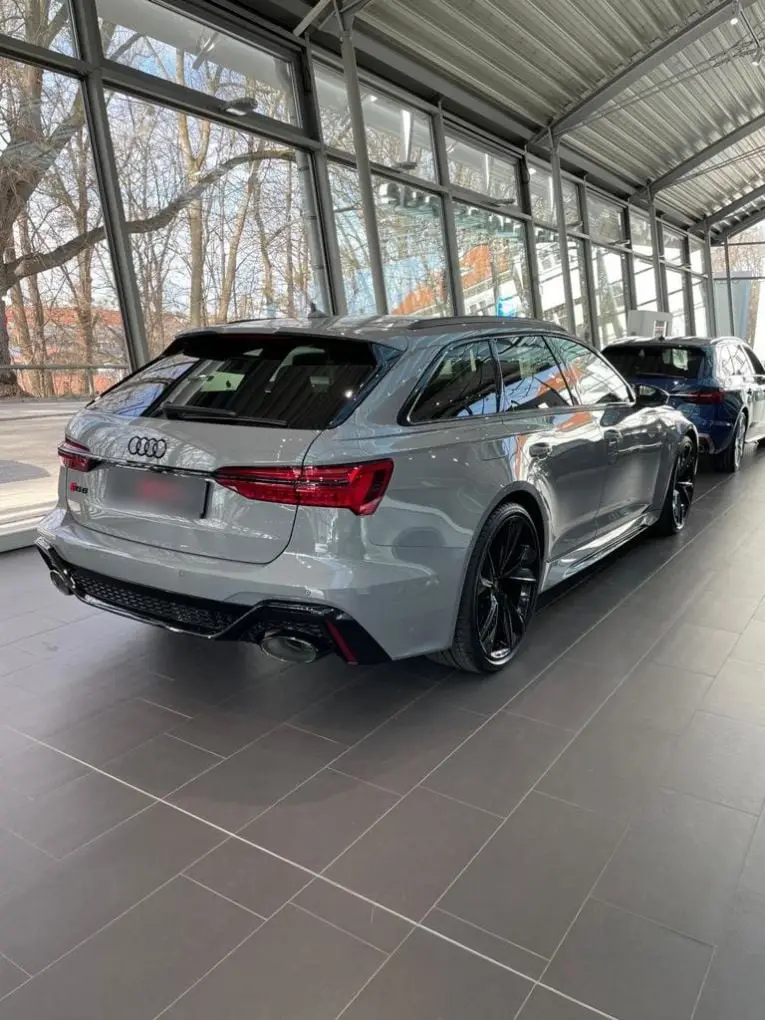 Audi RS6 Dynamic 2023, vista trasera — Lisbon Luxury Car Rental, Lisboa. El Audi RS6 Dynamic de 2023 es un familiar de altas prestaciones con 621 CV y cinco…