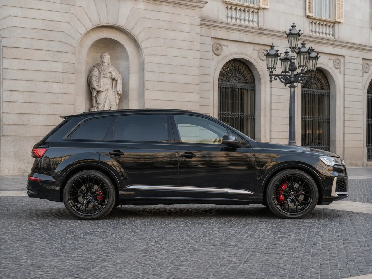 Audi SQ7 7seater 2023, front view — Lisbon Luxury Car Rental, Lisbon. The Audi SQ7 pairs an unusually wide cabin with 530 hp under the hood, a combination that…