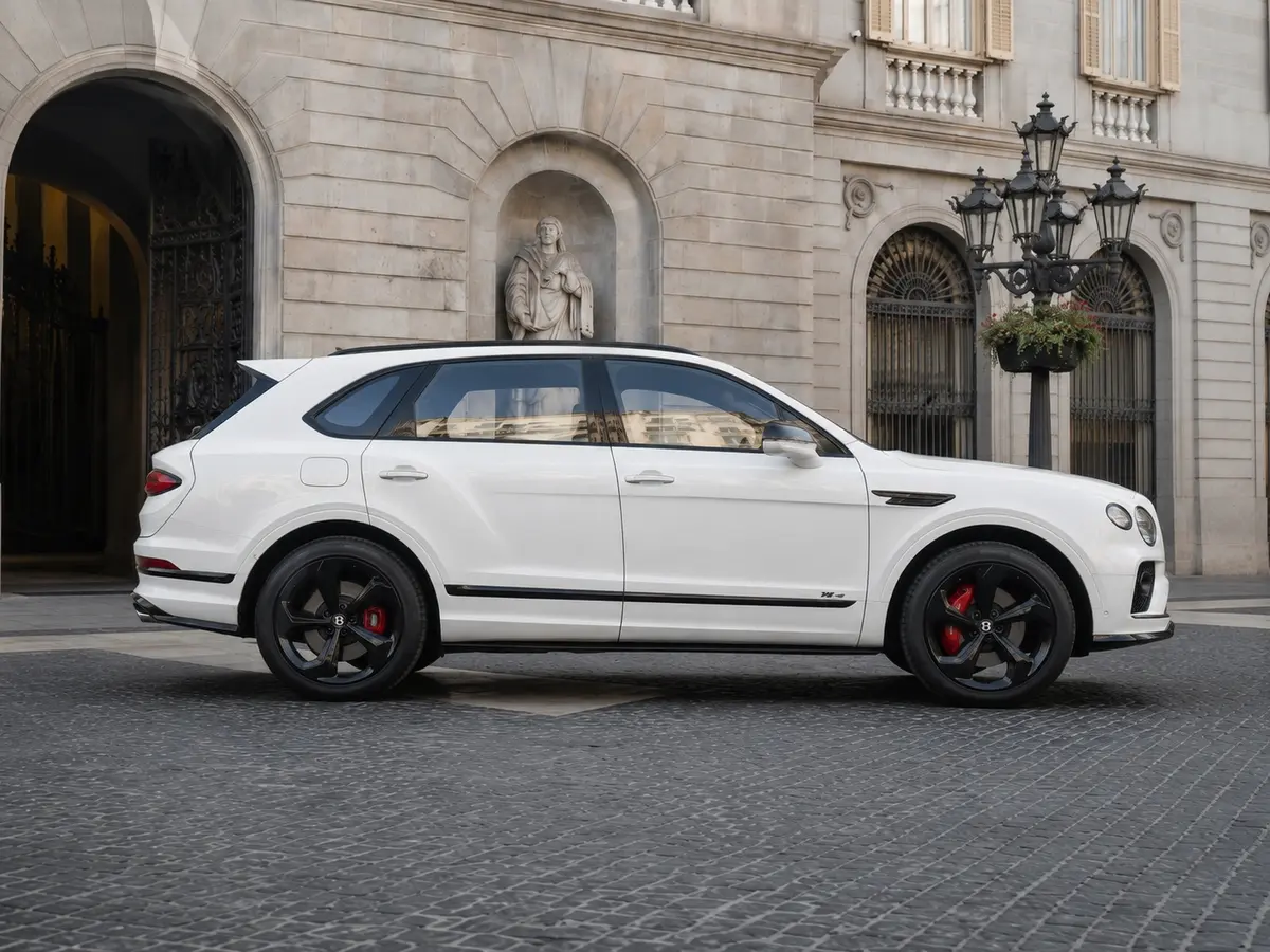 Bentley Bentayga V8-S 2024, front view — Lisbon Luxury Car Rental, Lisbon. The Bentley Bentayga V8-S carries its 550 hp with the kind of composure that defines…
