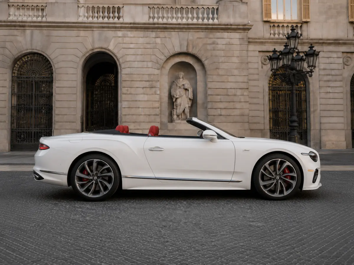 Bentley Continental GTC Speed 2025, front view — Lisbon Luxury Car Rental, Lisbon. The Bentley Continental GTC Speed carries its 650 hp with the composure that defines…