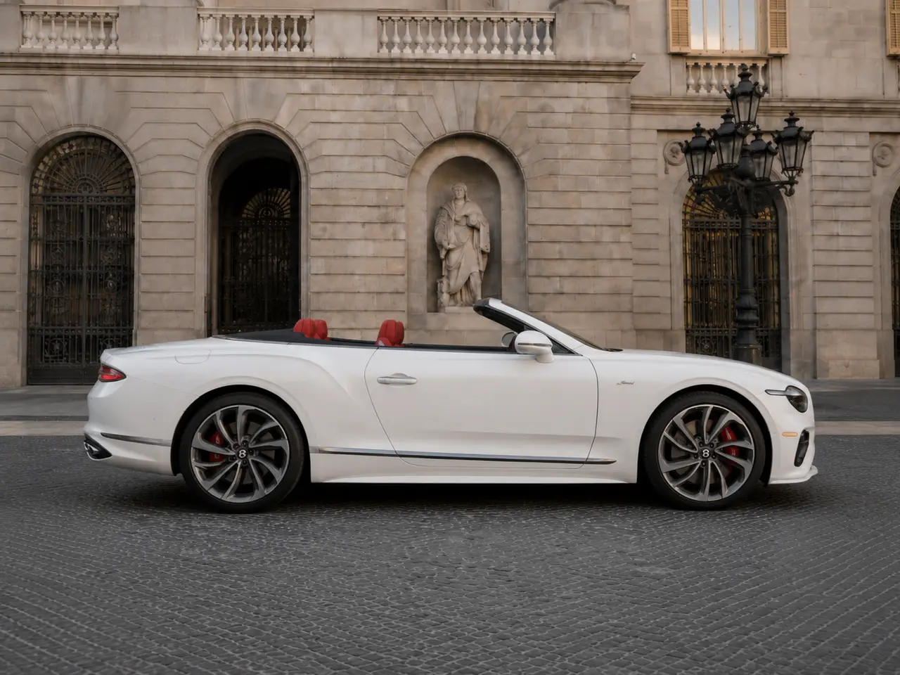 Bentley Continental GTC Speed 2025, front view — Lisbon Luxury Car Rental, Lisbon. The Bentley Continental GTC Speed carries its 650 hp with the composure that defines…