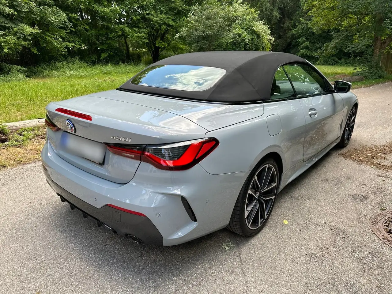 BMW 430i Cabrio 2023, front view — Lisbon Luxury Car Rental, Lisbon. The BMW 430i Cabrio pairs a 245 hp turbocharged engine with a soft-top roof that lowers…