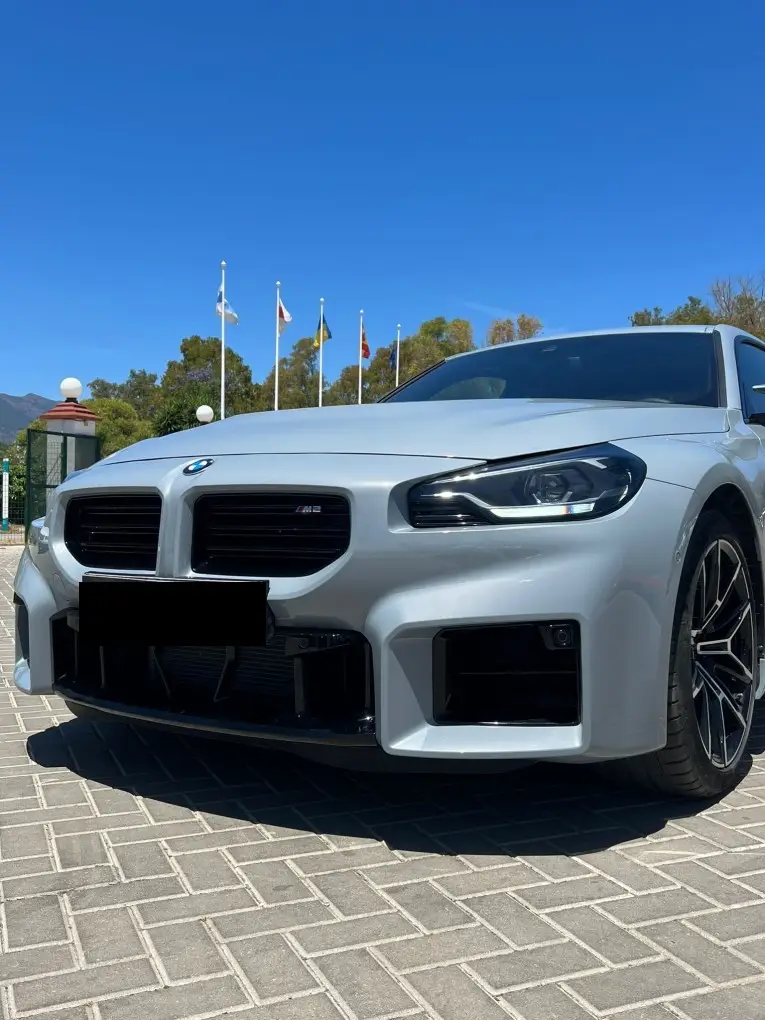 BMW M2 2024, exterior — Lisbon Luxury Car Rental, Lisboa. El BMW M2 de 2024 es un compacto deportivo pensado para quien busca reacción inmediata…