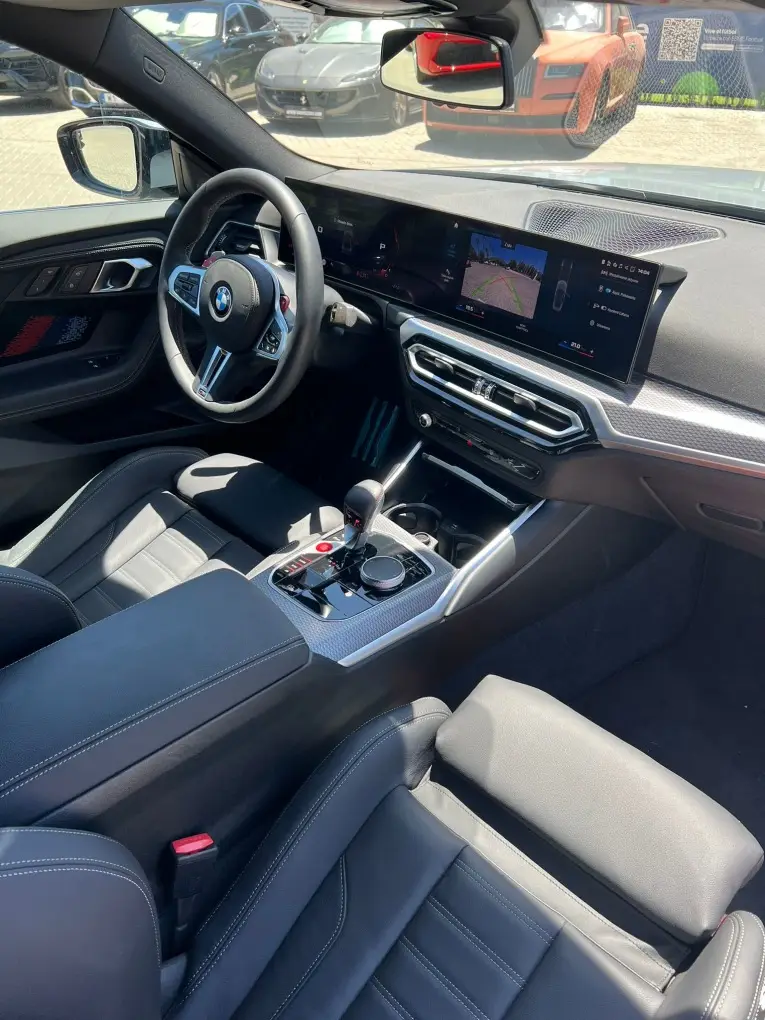 BMW M2 2024, vista frontal — Lisbon Luxury Car Rental, Lisboa. El BMW M2 de 2024 es un compacto deportivo pensado para quien busca reacción inmediata…