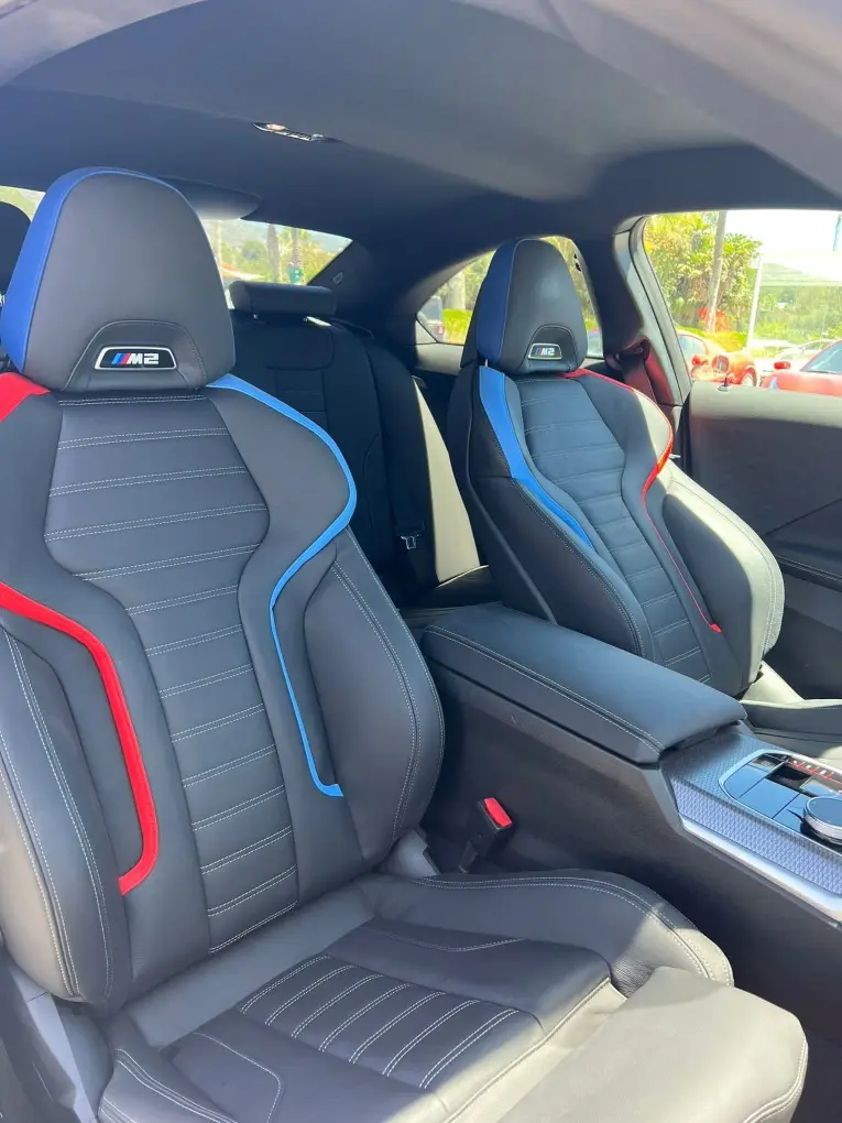 BMW M2 2024, vista trasera — Lisbon Luxury Car Rental, Lisboa. El BMW M2 de 2024 es un compacto deportivo pensado para quien busca reacción inmediata…