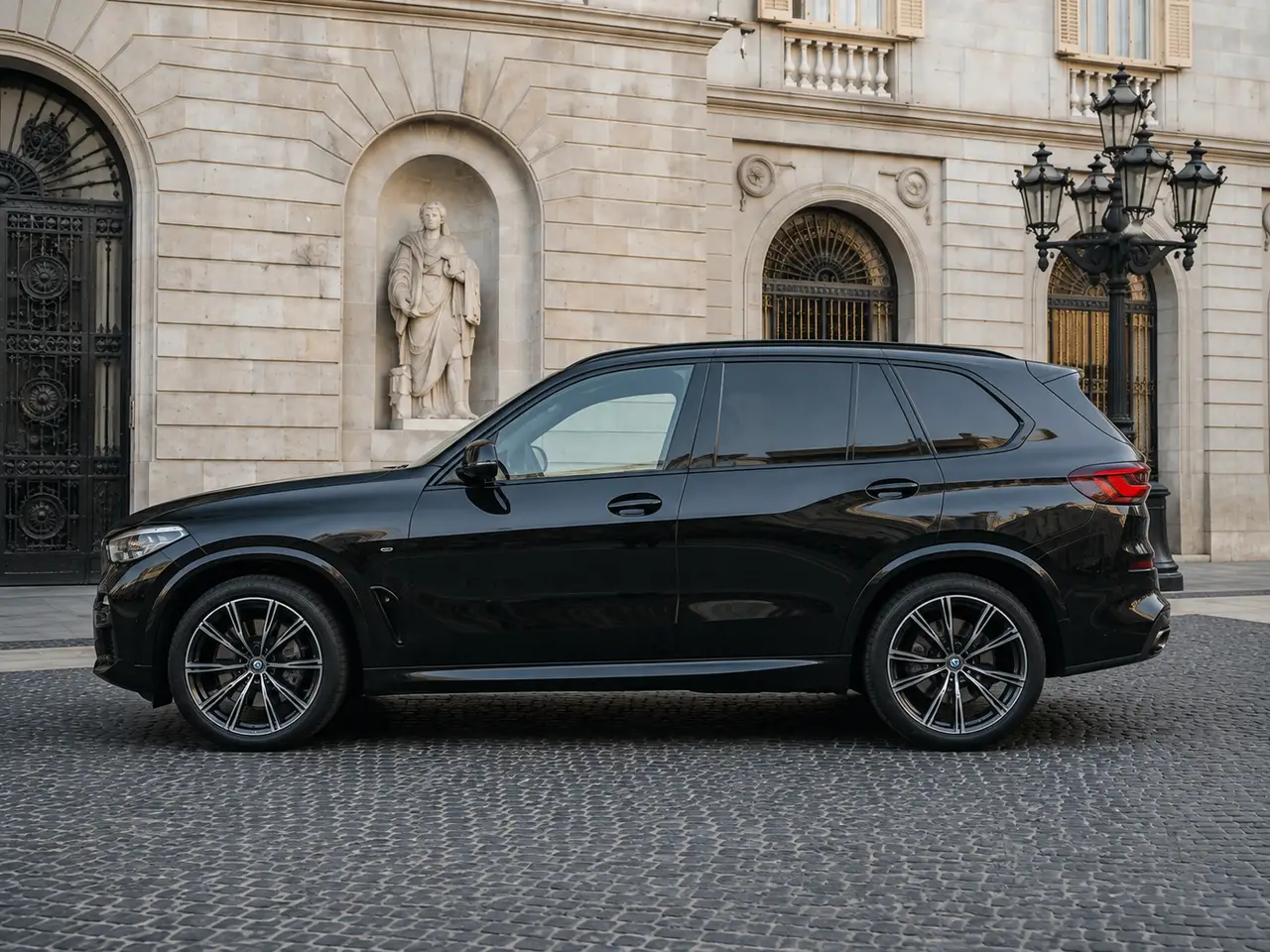 BMW X5 4.0i M 2025, exterior — Lisbon Luxury Car Rental, Lisbon. The BMW X5 4.0i M carries its 381 hp with the kind of composure that defines a modern…