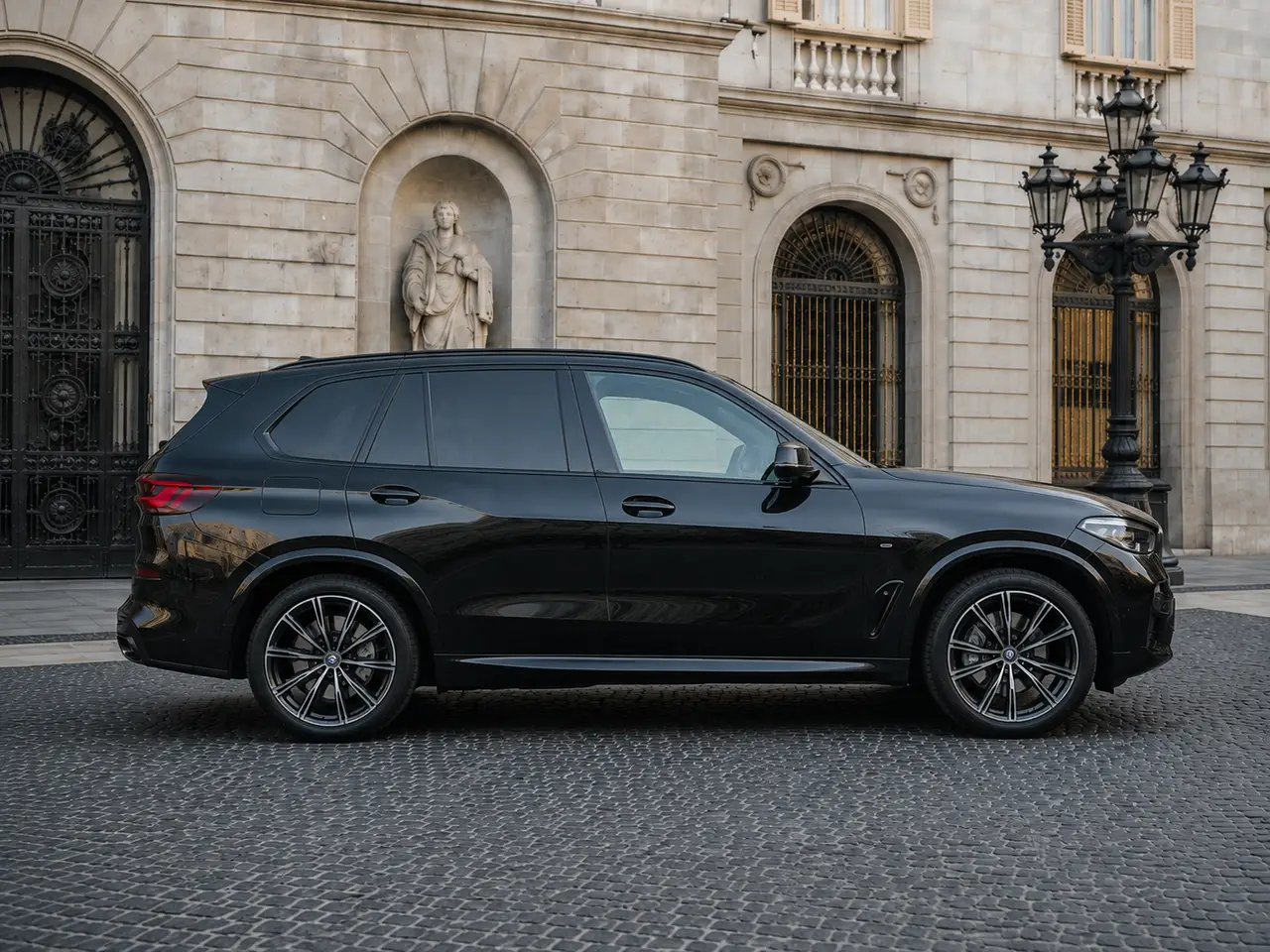 BMW X5 4.0i M 2025, front view — Lisbon Luxury Car Rental, Lisbon. The BMW X5 4.0i M carries its 381 hp with the kind of composure that defines a modern…