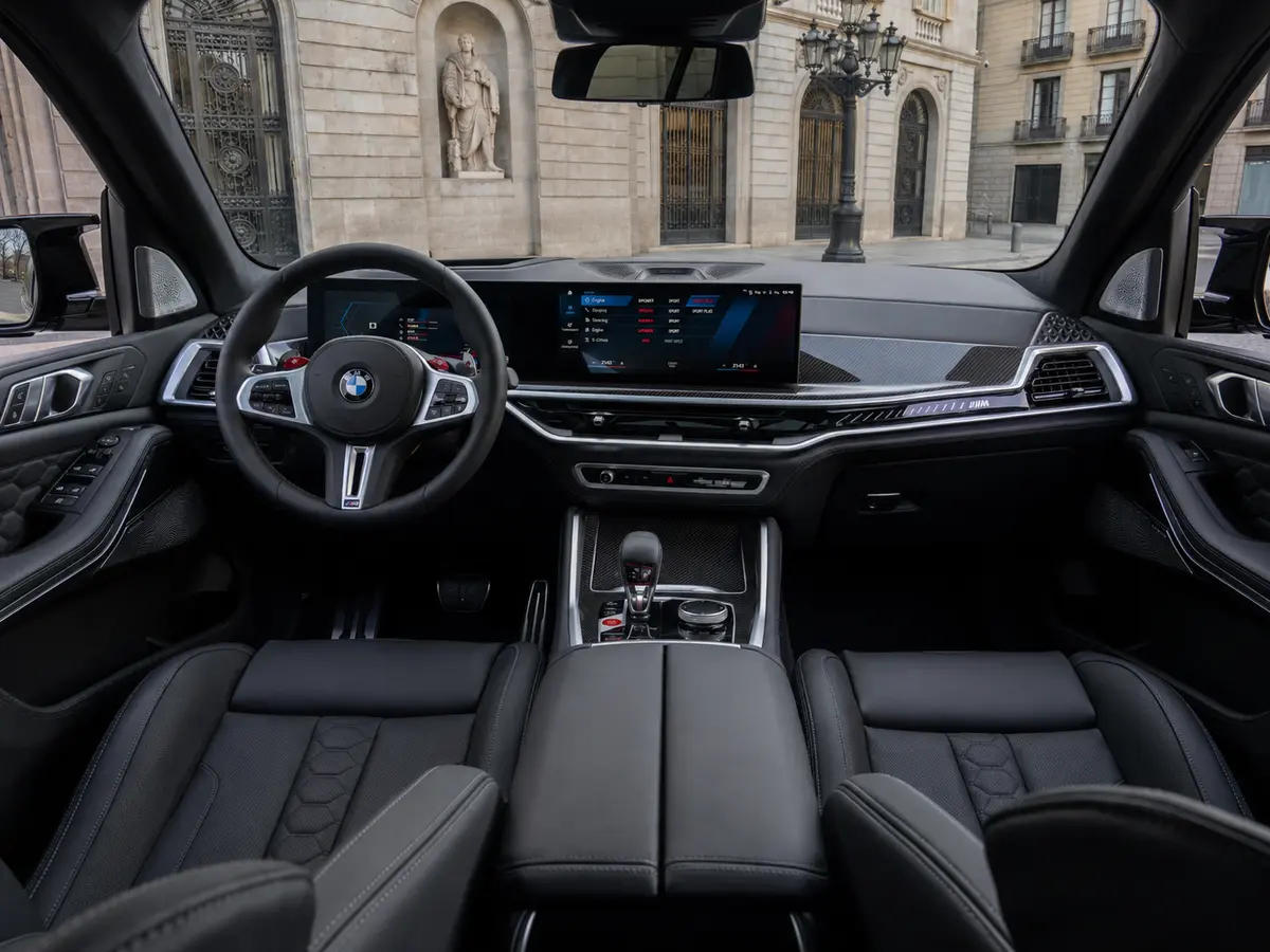 BMW X5 4.0i M 2025, interior — Lisbon Luxury Car Rental, Lisbon. The BMW X5 4.0i M carries its 381 hp with the kind of composure that defines a modern…