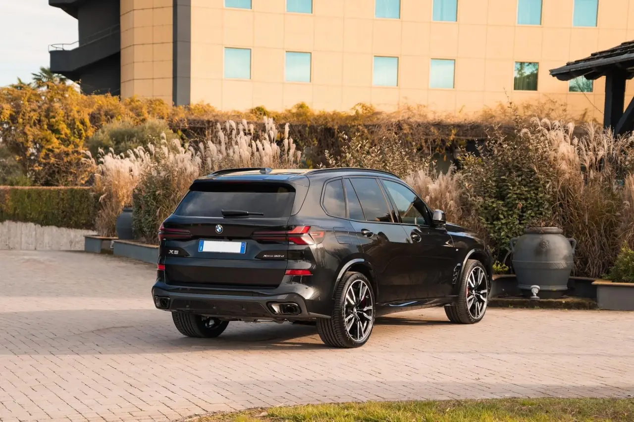 BMW X5 M-pack 30d 2025, vue avant — Lisbon Luxury Car Rental, Lisbonne. Le BMW X5 M-pack 30d conjugue la stature d'un SUV premium à la sobriété d'un diesel de…