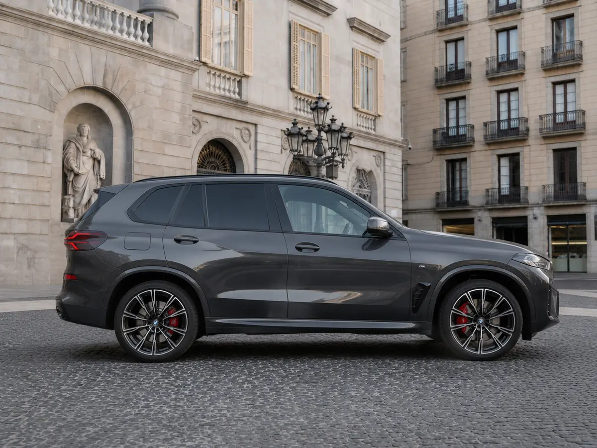 BMW X5 M-pack 30d 2025, exterior — Lisbon Luxury Car Rental, Lisbon. The BMW X5 M-pack 30d pairs diesel torque with the composure BMW's M suspension tuning is…