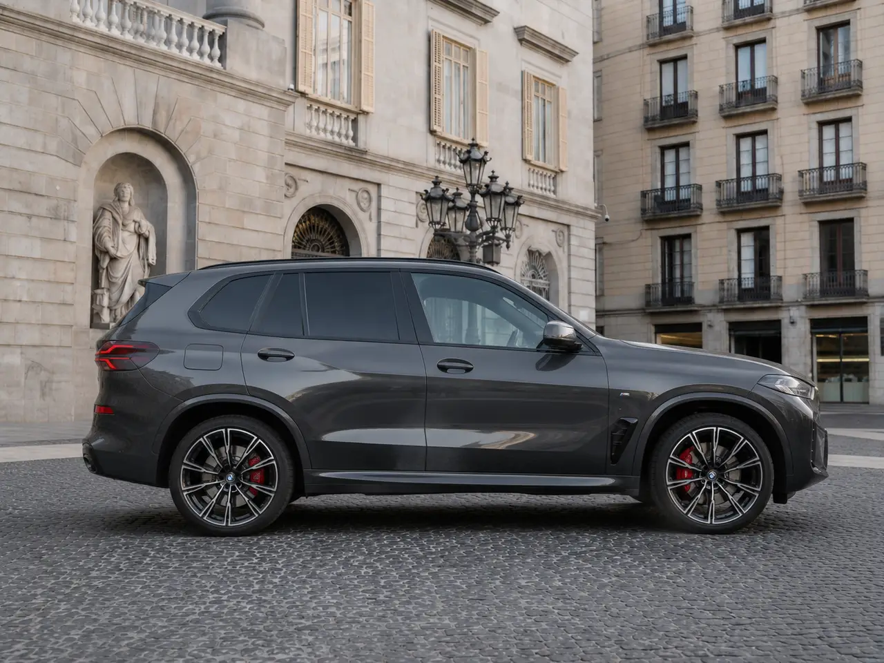 BMW X5 M-pack 30d 2025, exterior — Lisbon Luxury Car Rental, Lisbon. The BMW X5 M-pack 30d pairs diesel torque with the composure BMW's M suspension tuning is…