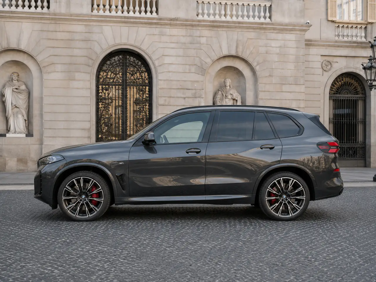 BMW X5 M-pack 30d 2025, front view — Lisbon Luxury Car Rental, Lisbon. The BMW X5 M-pack 30d pairs diesel torque with the composure BMW's M suspension tuning is…