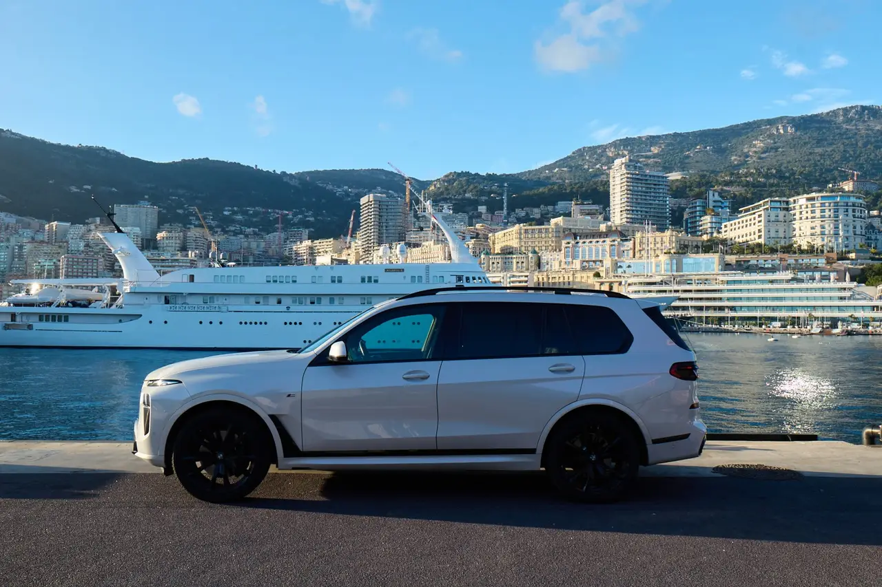 BMW X7 40d M 2024, exterior — Lisbon Luxury Car Rental, Lisbon. The 2024 BMW X7 40d M brings a rare combination to Lisbon's roads: seven seats, 352 hp,…