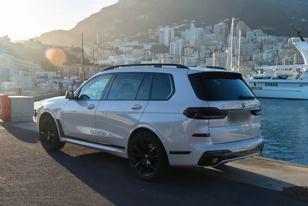 BMW X7 40d M 2024, front view — Lisbon Luxury Car Rental, Lisbon. The 2024 BMW X7 40d M brings a rare combination to Lisbon's roads: seven seats, 352 hp,…