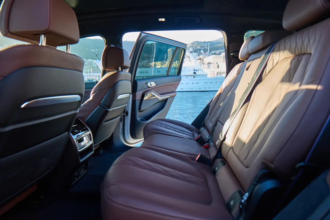 BMW X7 40d M 2024, rear view — Lisbon Luxury Car Rental, Lisbon. The 2024 BMW X7 40d M brings a rare combination to Lisbon's roads: seven seats, 352 hp,…