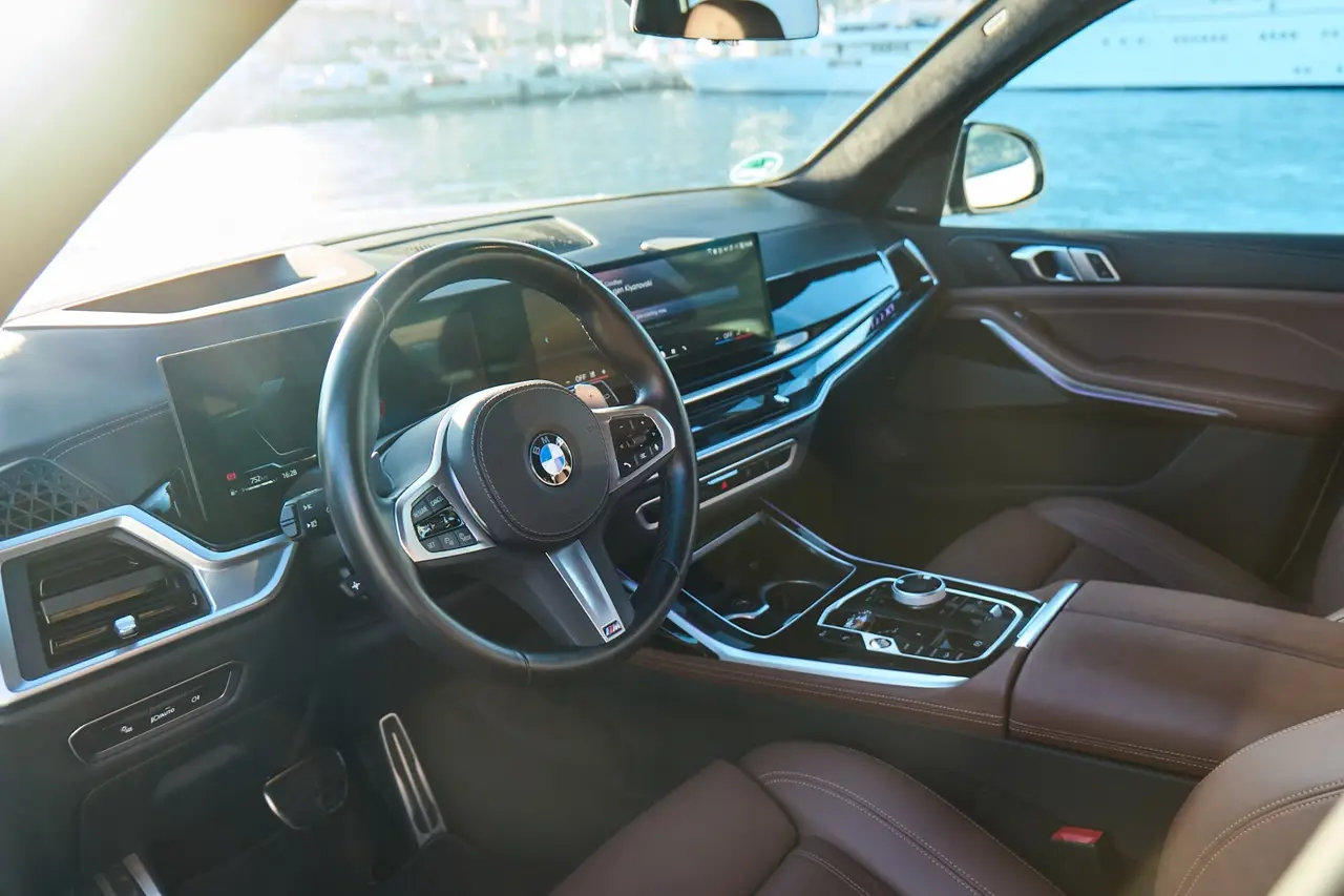 BMW X7 40d M 2024, interior — Lisbon Luxury Car Rental, Lisbon. The 2024 BMW X7 40d M brings a rare combination to Lisbon's roads: seven seats, 352 hp,…