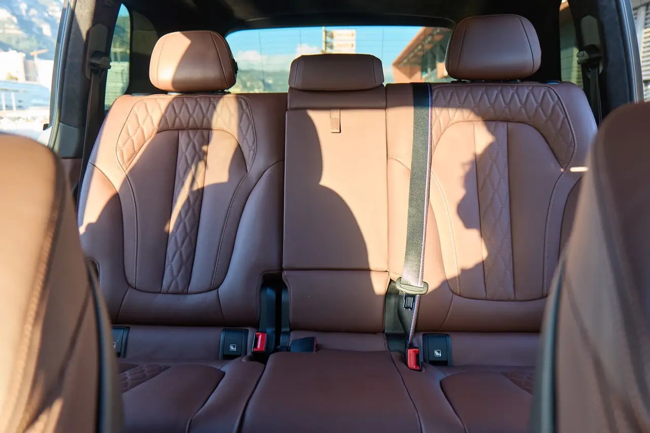 BMW X7 40d M 2024, dashboard — Lisbon Luxury Car Rental, Lisbon. The 2024 BMW X7 40d M brings a rare combination to Lisbon's roads: seven seats, 352 hp,…