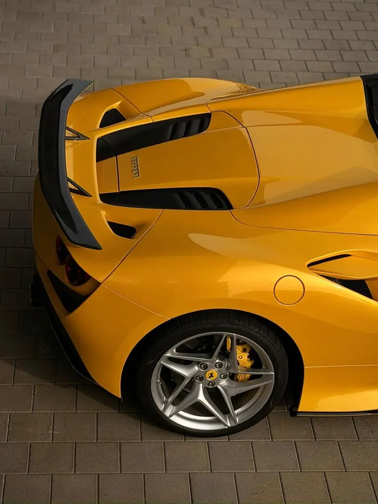 Ferrari F8 SPIDER 2023, extérieur — Lisbon Luxury Car Rental, Lisbonne. La Ferrari F8 Spider affiche 720 chevaux pour deux places seulement, et cette proportion…