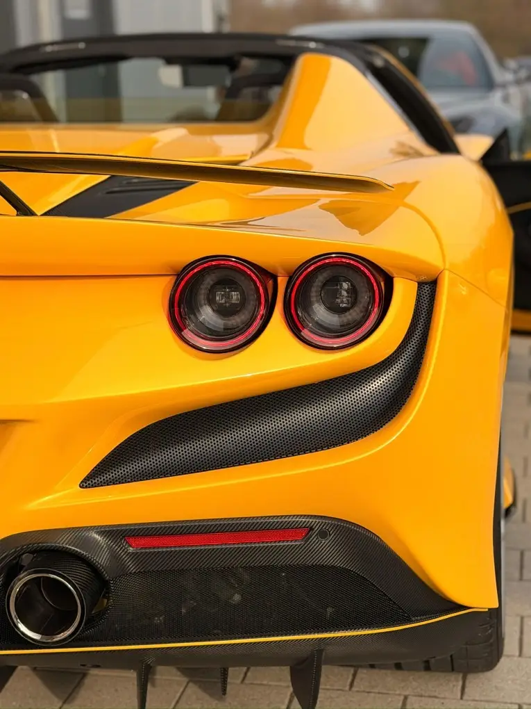 Ferrari F8 SPIDER 2023, vue avant — Lisbon Luxury Car Rental, Lisbonne. La Ferrari F8 Spider affiche 720 chevaux pour deux places seulement, et cette proportion…
