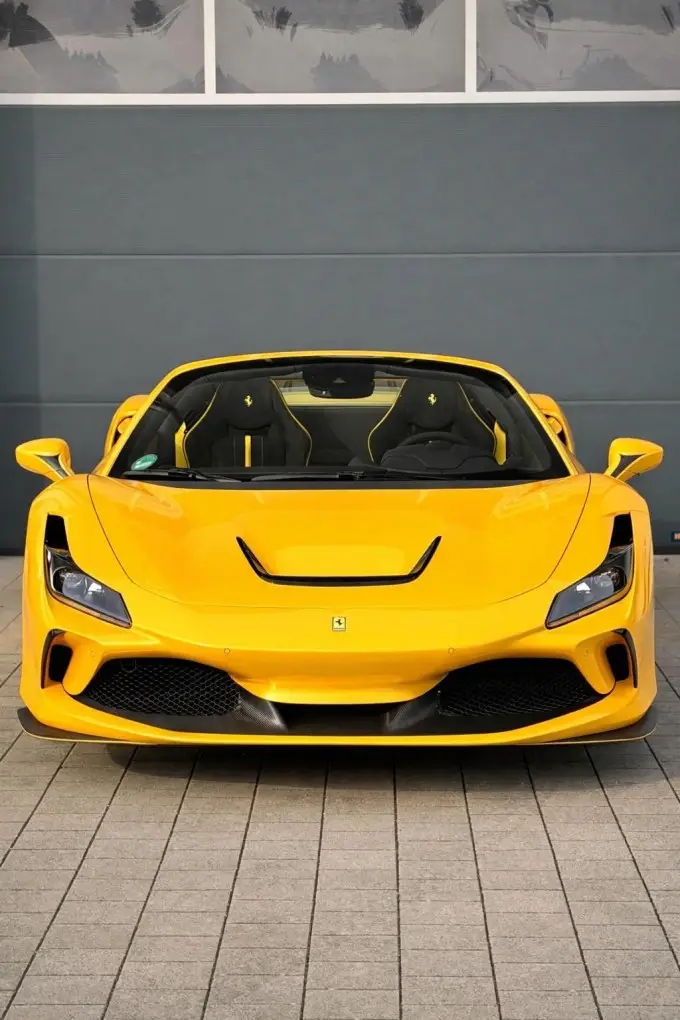 Ferrari F8 SPIDER 2023, vue arrière — Lisbon Luxury Car Rental, Lisbonne. La Ferrari F8 Spider affiche 720 chevaux pour deux places seulement, et cette proportion…