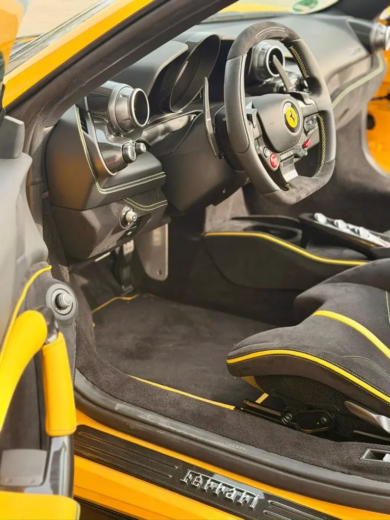 Ferrari F8 SPIDER 2023, intérieur — Lisbon Luxury Car Rental, Lisbonne. La Ferrari F8 Spider affiche 720 chevaux pour deux places seulement, et cette proportion…