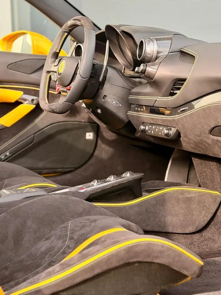 Ferrari F8 SPIDER 2023, tableau de bord — Lisbon Luxury Car Rental, Lisbonne. La Ferrari F8 Spider affiche 720 chevaux pour deux places seulement, et cette proportion…