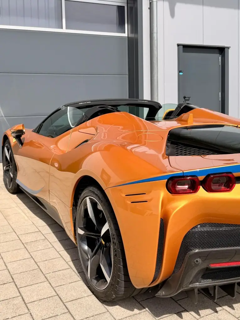 Ferrari SF90 Spider Tailor Made 2025, extérieur — Lisbon Luxury Car Rental, Lisbonne. La Ferrari SF90 Spider Tailor Made affiche 986 chevaux dans une carrosserie cabriolet à…
