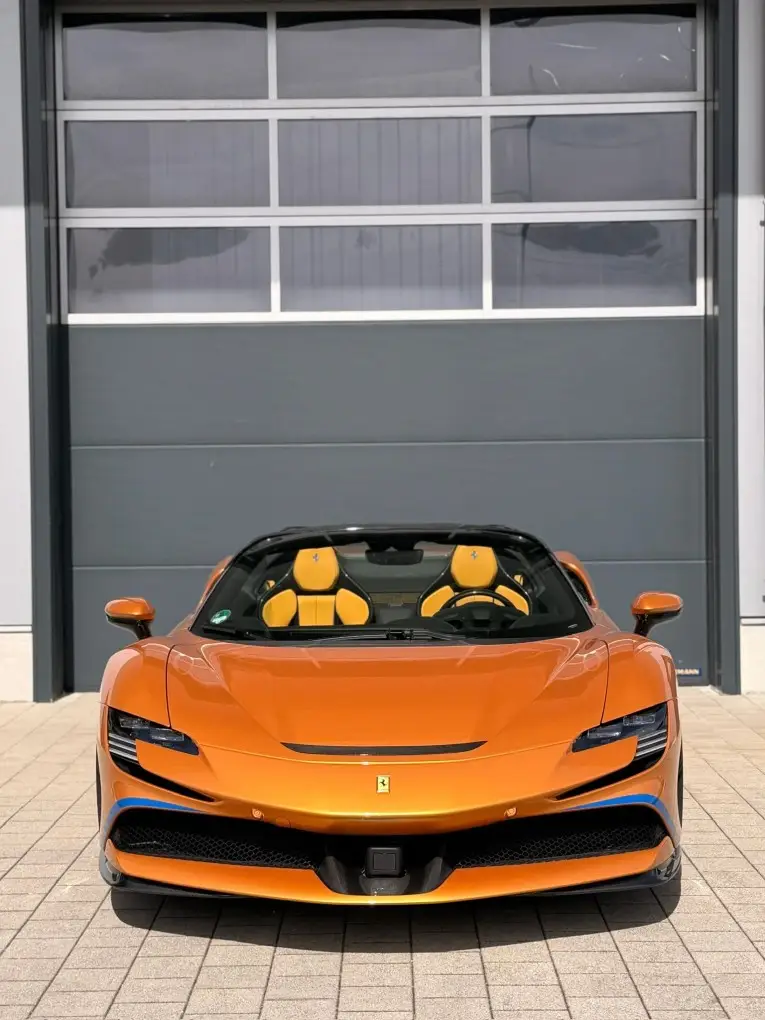 Ferrari SF90 Spider Tailor Made 2025, vue avant — Lisbon Luxury Car Rental, Lisbonne. La Ferrari SF90 Spider Tailor Made affiche 986 chevaux dans une carrosserie cabriolet à…