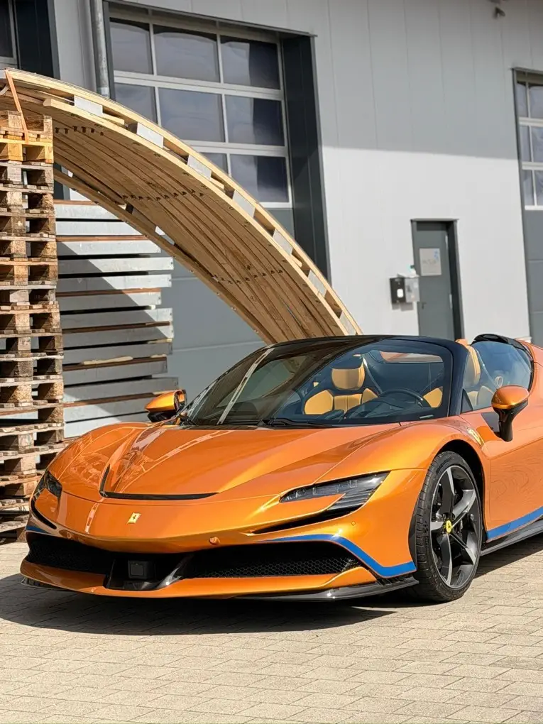 Ferrari SF90 Spider Tailor Made 2025, vue arrière — Lisbon Luxury Car Rental, Lisbonne. La Ferrari SF90 Spider Tailor Made affiche 986 chevaux dans une carrosserie cabriolet à…
