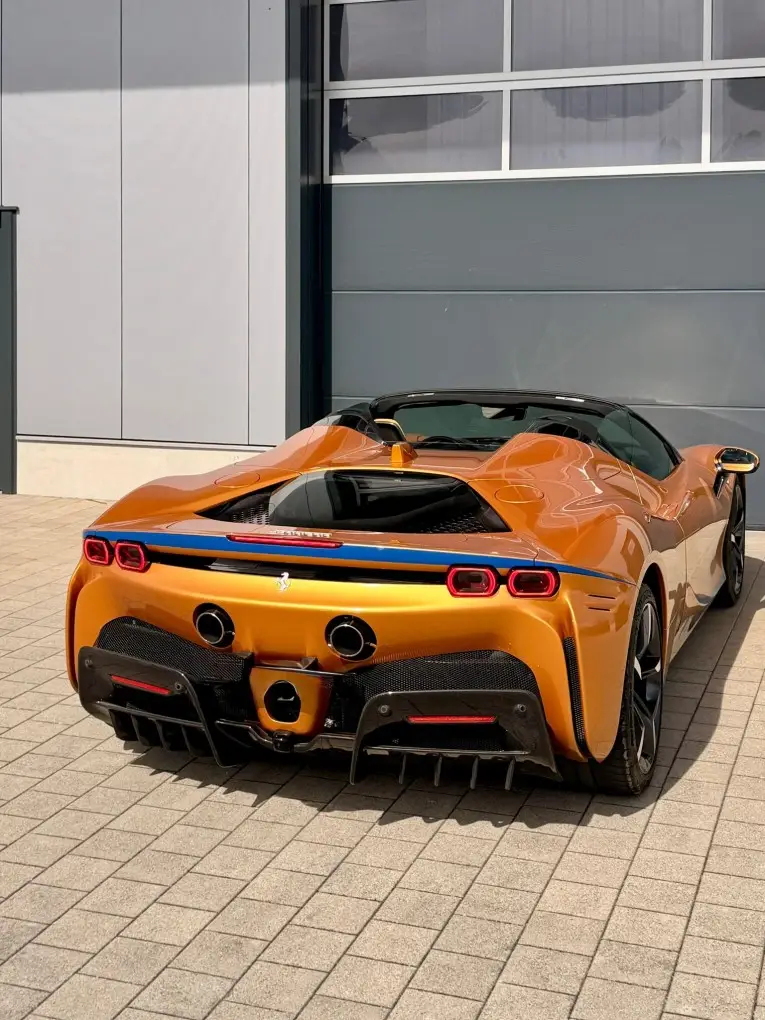 Ferrari SF90 Spider Tailor Made 2025, intérieur — Lisbon Luxury Car Rental, Lisbonne. La Ferrari SF90 Spider Tailor Made affiche 986 chevaux dans une carrosserie cabriolet à…