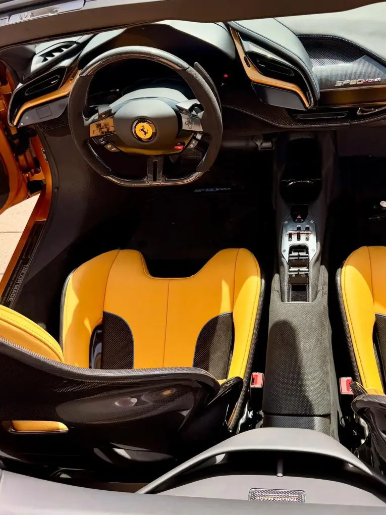 Ferrari SF90 Spider Tailor Made 2025, tableau de bord — Lisbon Luxury Car Rental, Lisbonne. La Ferrari SF90 Spider Tailor Made affiche 986 chevaux dans une carrosserie cabriolet à…