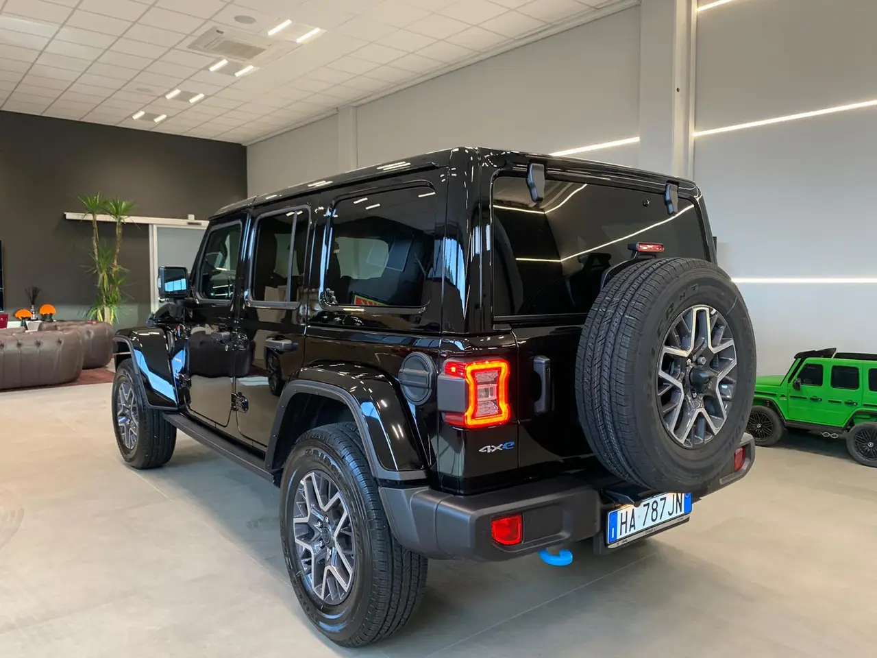 Jeep Wrangler 2025, extérieur — Lisbon Luxury Car Rental, Lisbonne. Le Jeep Wrangler 2025 impose sa présence dès le premier regard : une silhouette carrée,…